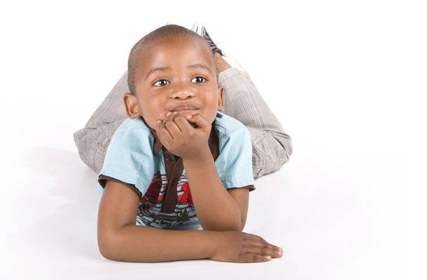 rozkošný 3 letý černý nebo afroamerické chlapec s úsměvem rukou na bradě - Fotografie, Obrázek