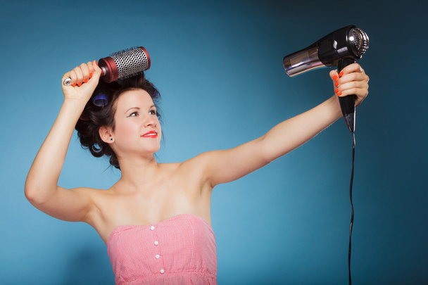 Woman styling hair - Valokuva, kuva