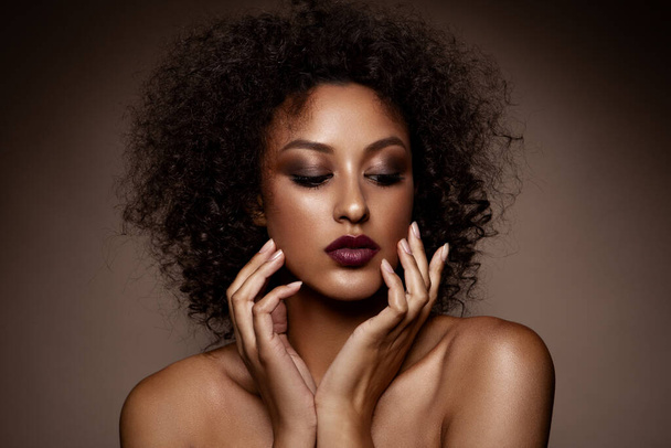 Mode studio portret van prachtige Afrikaanse Amerikaanse vrouw met perfect gladde gloeiende huid van de mulat, rokerige ogen make-up - Foto, afbeelding