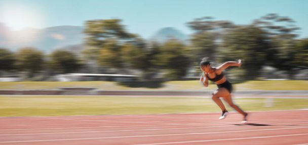 Velocidad, pista y mujer rápida corriendo por la salud fitness, ejercicio y entrenamiento para la carrera de maratón, concurso o competición. Compromiso deportivo, sprint action o entrenamiento de atleta para las olimpiadas de Francia. - Foto, Imagen