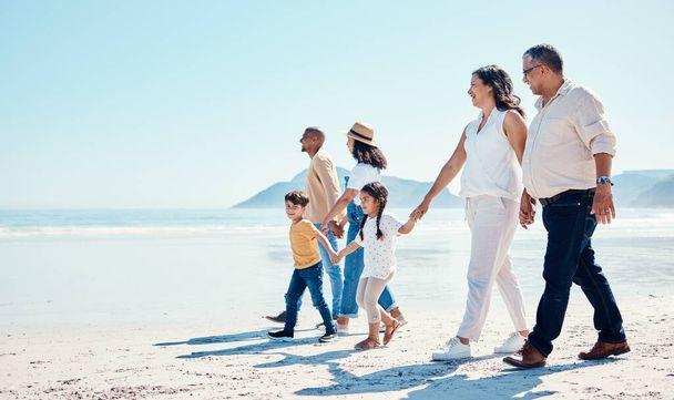 Strand, séta és gúnyolódni egy fekete család fogja egymás kezét a természetben az óceán naplementekor együtt. Természet, szerelem vagy gyerekek nagyszülőkkel, szülőkkel és gyerekekkel sétálni a tengerparton. - Fotó, kép