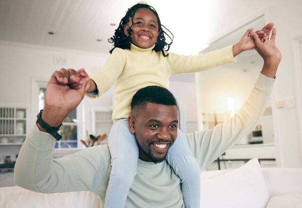 Schwarze Familie, zu Hause und Papa, die sich mit einem Kind auf einem Wohnzimmersofa vor Glück amüsieren. Vaterbindung, elterliche Liebe und Unterstützung eines Kindes mit einem Lächeln und Vater in einem Haus mit Linsenblitz im Wohnzimmer. - Foto, Bild