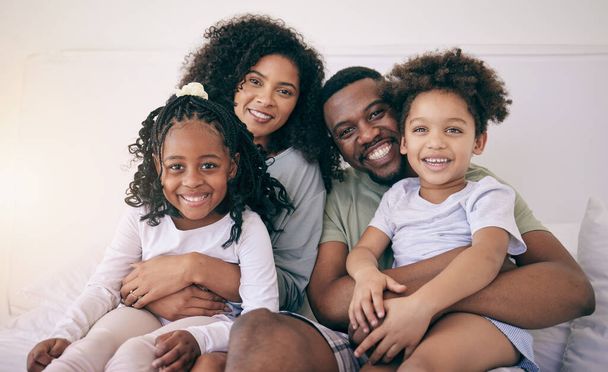 Schwarze Familie, Glück und Porträt einer Mutter, eines Vaters und eines Mädchens auf einem Bett mit einem Lächeln. Schlafzimmer, Haus und glückliche Kinder mit elterlicher Liebe und Unterstützung von Mama und Papa am Morgen. - Foto, Bild