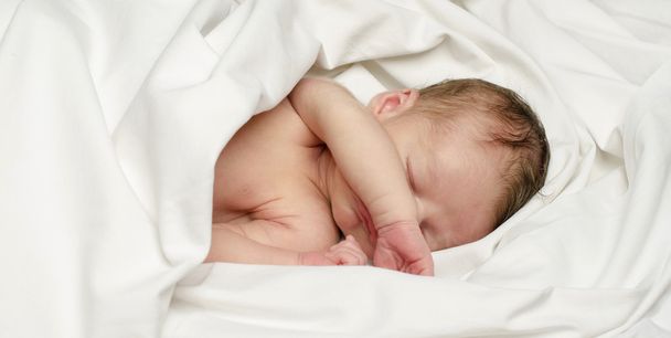 Született újszülött fiú alszik. - Fotó, kép