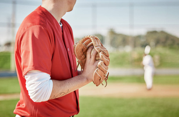 Baseball, käsine ja kentällä urheilija kentällä aikana kilpailukykyinen peli ulkona päivällä. Fitness, tapahtuma ja pitching kanssa mies urheilija pelaa ottelu urheiluvaatteet ulkopuolella. - Valokuva, kuva