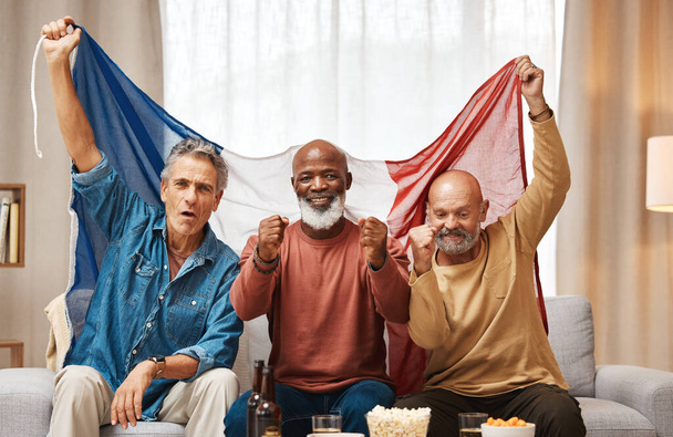 Zászló, sport és tv nézés barátokkal a kanapén a kikapcsolódásra, streaming és játékok szórakoztató. Támogatás, boldog és rajongók idős francia férfiak otthon a győztes, a cél és a hírek a televízióban. - Fotó, kép