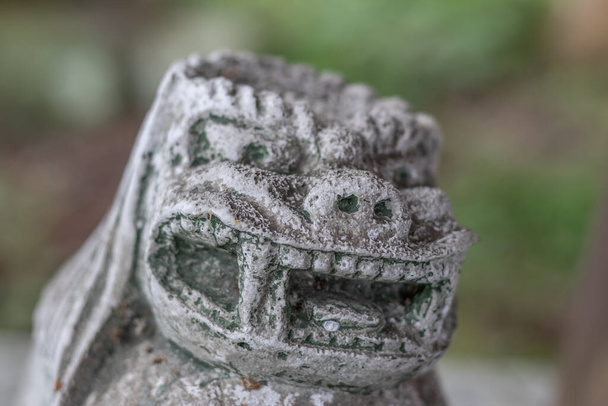 Комайну, или львиная собака, статуя в Асаногава Инари Джиндзя, Канадзава, Япония. - Фото, изображение