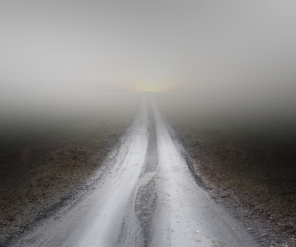 Camino sucio en la niebla
 - Foto, imagen