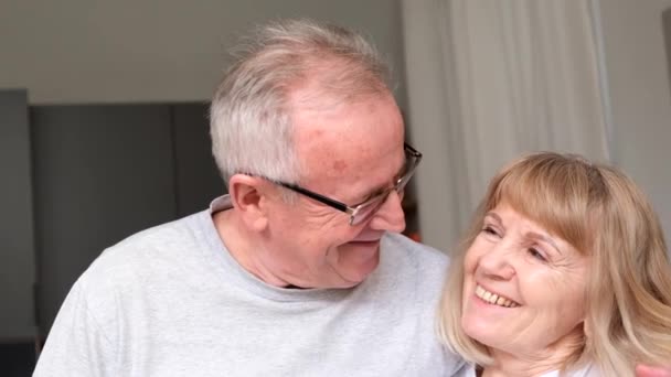 Közelkép a boldog nyugdíjasok ölelkező és nevető portréjáról Európai nagymama és nagypapa, egy szerető családpár. - Felvétel, videó
