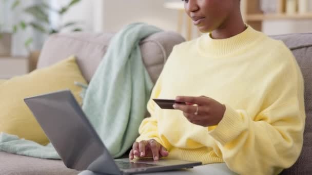 Fekete nő, laptop és e-kereskedelem hitelkártyával és fizetéssel, jelszó és internetes bankolás az ügyféllel. Online vásárlás, kiskereskedelem és árengedmény áruházi weboldallal, pénzügy szolgáltatással és fizetéssel. - Felvétel, videó