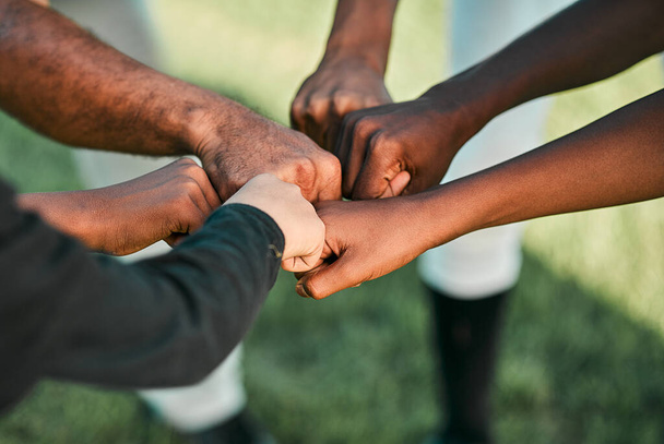 Tiro recortado de um grupo de jogadores de basebol irreconhecíveis a juntar as mãos - Foto, Imagem