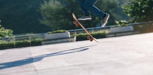 Asiatische Skateboarderin skateboardet in moderner Stadt - Foto, Bild