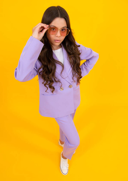 Pełna długość zdjęcie brunetka nastolatek dziewczyna nosić casual ubrania izolowane na żółtym tle - Zdjęcie, obraz