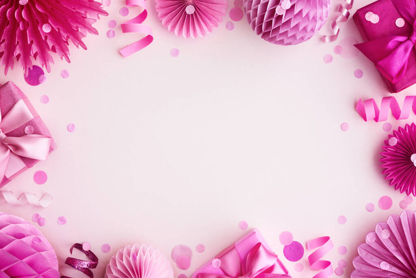Fête rose fond bordure cadre avec des cadeaux d'anniversaire et des décorations - Photo, image