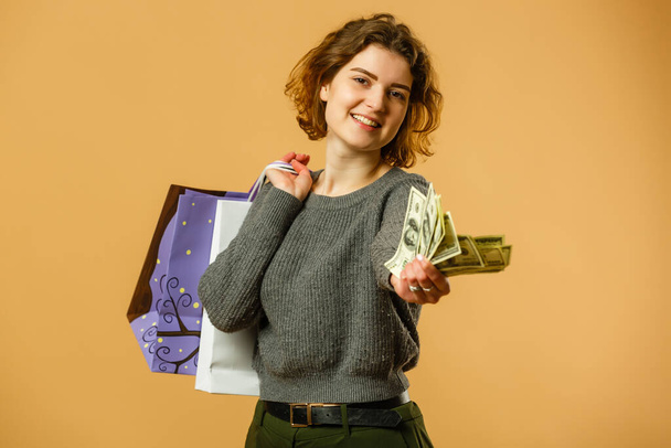 Muotokuva onnellinen kaunis shopaholic nainen kuljettaa ostoskassit, mainonta käsite eristetty banneri tausta. - Valokuva, kuva
