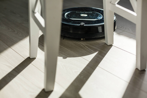 aspirador robótico no piso de madeira laminado problema de tecnologia de limpeza inteligente
 - Foto, Imagem