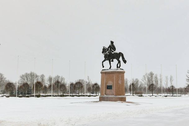 Statue de Pierre le Grand au Palais Konstantinovsky, Palais des Congrès nationaux à Saint-Pétersbourg, Russie pendant l'hiver. - Photo, image
