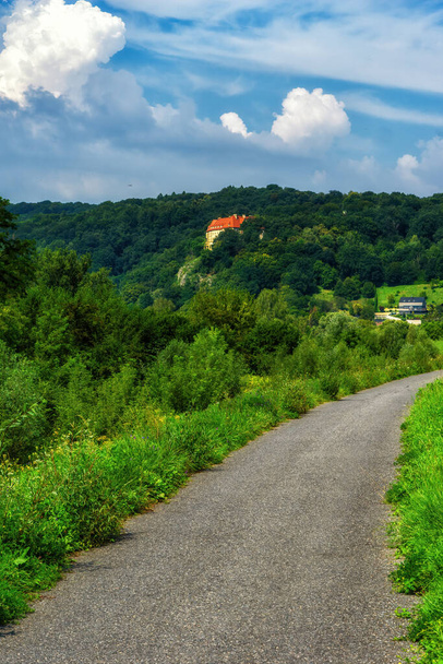 Αγροτικός δρόμος κατά μήκος του ποταμού Βιστούλα κοντά στην πόλη της Κρακοβίας κατά την εαρινή περίοδο, Πολωνία - Φωτογραφία, εικόνα