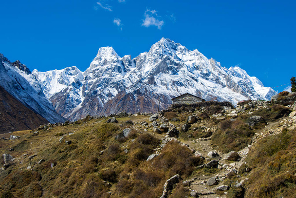 Высокие высоты трассы Манаслу с снежными вершинами и долинами в Гималаях Непала - Фото, изображение