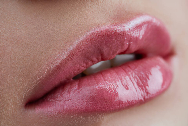 Mulher lábios cor de rosa close-up vista - Foto, Imagem