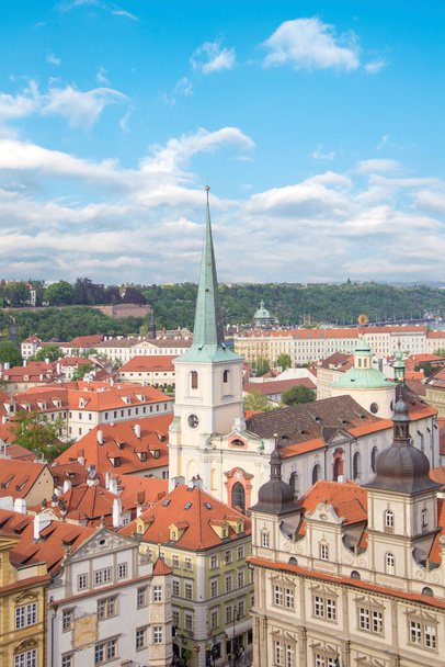 Prachtig uitzicht van pannendaken in de historische wijk van Praag, Tsjechië - Foto, afbeelding