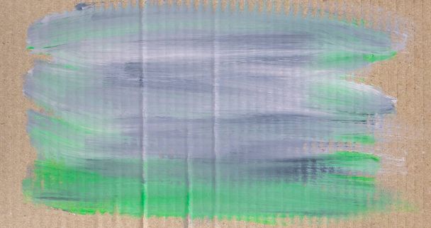 Zgnieciona tektura z pomalowanym szaro-zielonym tłem. Abstrakcja akrylowa - Zdjęcie, obraz
