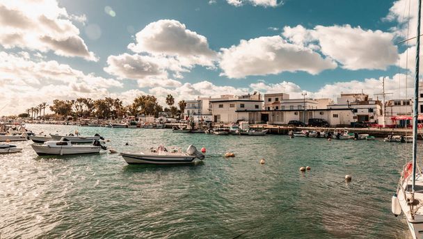 Рыболовный порт и городской пейзаж Фузеты в Алгарве - Фото, изображение