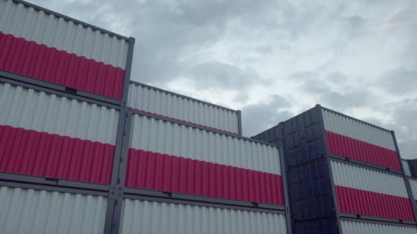 Container unter polnischer Flagge stehen am Containerterminal. Polen Export- oder Importkonzept, 4K. - Filmmaterial, Video