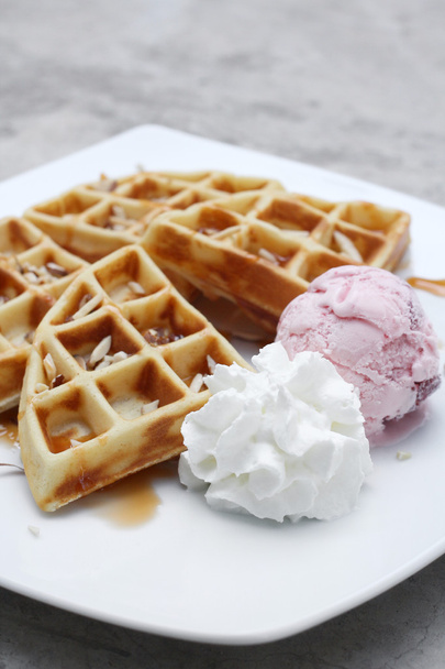 Belçika waffle dondurma ile  - Fotoğraf, Görsel