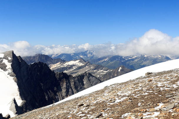 Mountain snow panorama seen from summit of Johannisberg in Glockner Group, Austria - Fotoğraf, Görsel