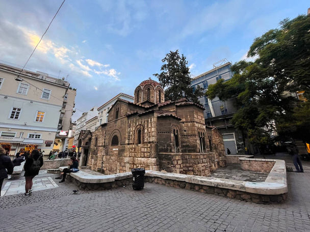 Athènes, Grèce - 24 Nov 2021 : Ermou ou Hermes Street est une rue commerçante dans le centre d'Athènes, reliant le site archéologique de Kerameikos à la place Syntagma. - Photo, image