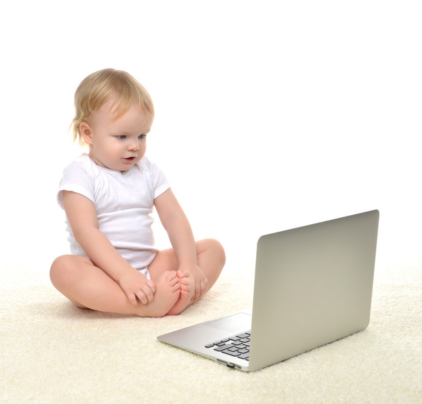 Child baby girl toddler sitting with modern wireless computer la - Zdjęcie, obraz