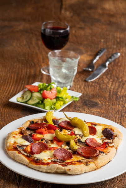 Salamlı ve peperonili pizza. - Fotoğraf, Görsel