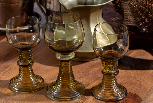 Boş antika Alman cam eşyalar, eski Hollanda tarzı Rummer ya da beyaz şarap için roemer bardakları. - Fotoğraf, Görsel