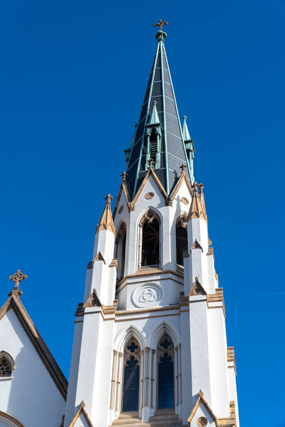Savannah, Georgia, Usa. 2 grudnia 2022: Katedra św. Jana Chrzciciela i błękitne niebo. - Zdjęcie, obraz