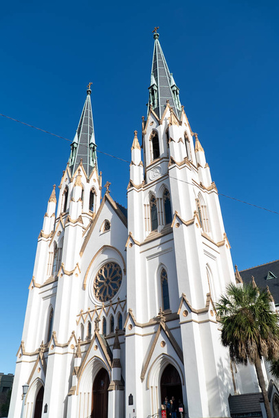 Savannah, Georgia, Usa. 2 december 2022: Kathedraal heilige Johannes de Doper en blauwe lucht. - Foto, afbeelding