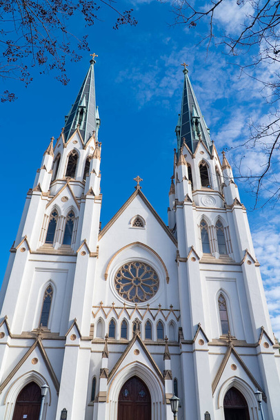 Savannah, Georgia, Usa. 2 grudnia 2022: Katedra św. Jana Chrzciciela i błękitne niebo. - Zdjęcie, obraz