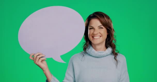 Sociální média, řečová bublina a maketa se ženou na zeleném pozadí obrazovky ve studiu pro oznámení. Portrét, komunikace a zprávy s atraktivní mladou ženou držící prázdný znak. - Záběry, video