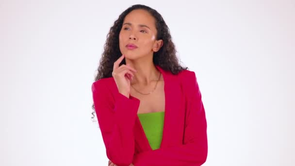 Denken, beslissen en kiezen met een zwarte vrouw in de studio op een grijze achtergrond op zoek bedachtzaam. Idee, optie en overwegen met een aantrekkelijke jonge vrouw overweegt een gedachte om te beslissen. - Video