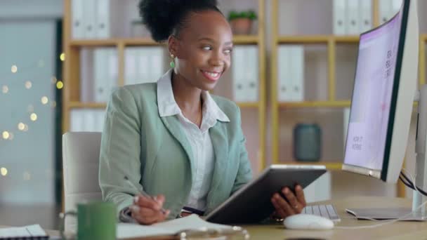 Mujer negra, tableta y escritura de estrategia de negocio para la planificación o marketing digital en la computadora en la oficina. Empleada africana feliz tomando notas en libro con pantalla táctil para el plan de proyecto por PC. - Metraje, vídeo