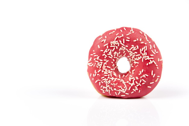 frische isolierte Donuts auf weißem Hintergrund - Foto, Bild