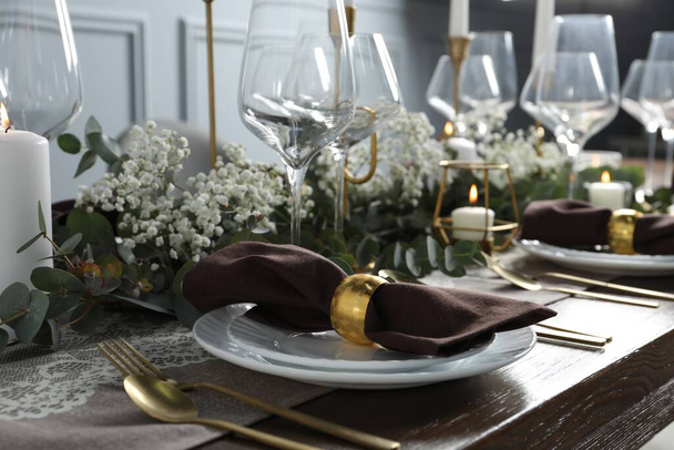 Стильная элегантная сервировка стола для праздничного ужина в помещении - Фото, изображение