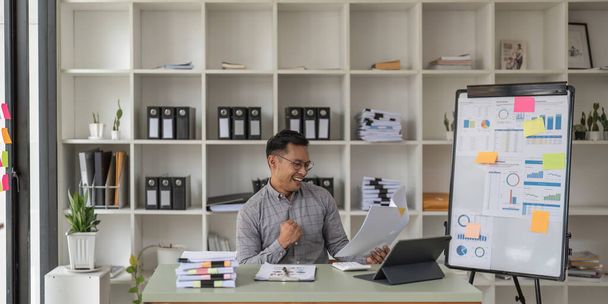 Happy business asian man success celebration at office. - Foto, Bild