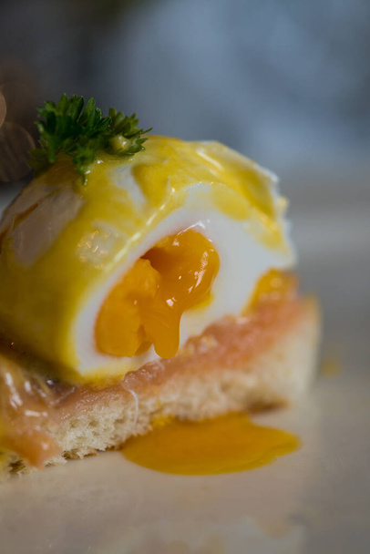 Salmone con uovo in camicia e salsa su pane tostato. Uova Benedict - Foto, immagini