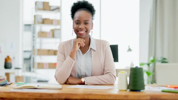 Cara de mulher africana em startup escritório para logística, gestão de ações feliz e liderança comercial. Rindo pessoa negra, empregado ou designer de moda na indústria da cadeia de suprimentos para pequenas empresas. - Filmagem, Vídeo