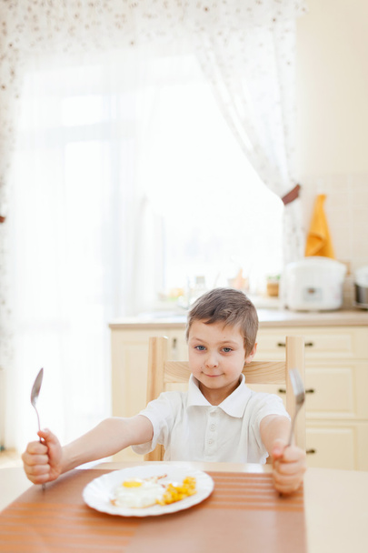 Little boy in the kitchen - 写真・画像