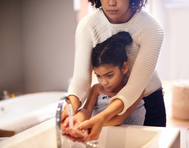 Kapjuk el őket szépen és tisztán. Anya és lánya kezet mos a mosdóban. - Fotó, kép