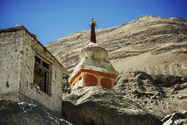 フィヤン僧院、ラダック (インド) 2014 年 9 月に仏教の仏舎利塔 - 写真・画像