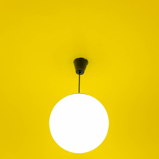round ceiling light with yellow  - Foto, Imagem