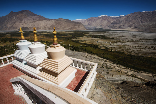 Três stupa e céu azul no mosteiro Diskit, Ladakh, Índia - setembro de 2014
 - Foto, Imagem
